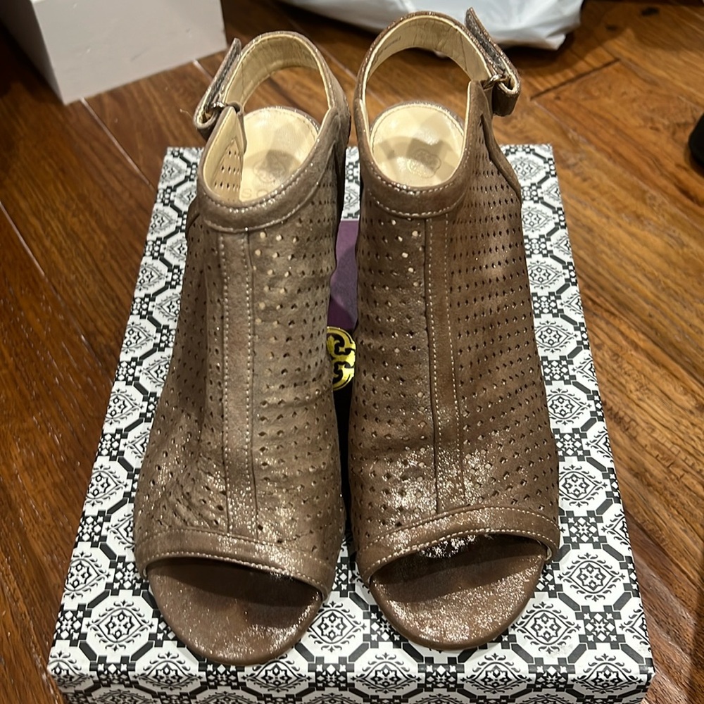 Isola booties